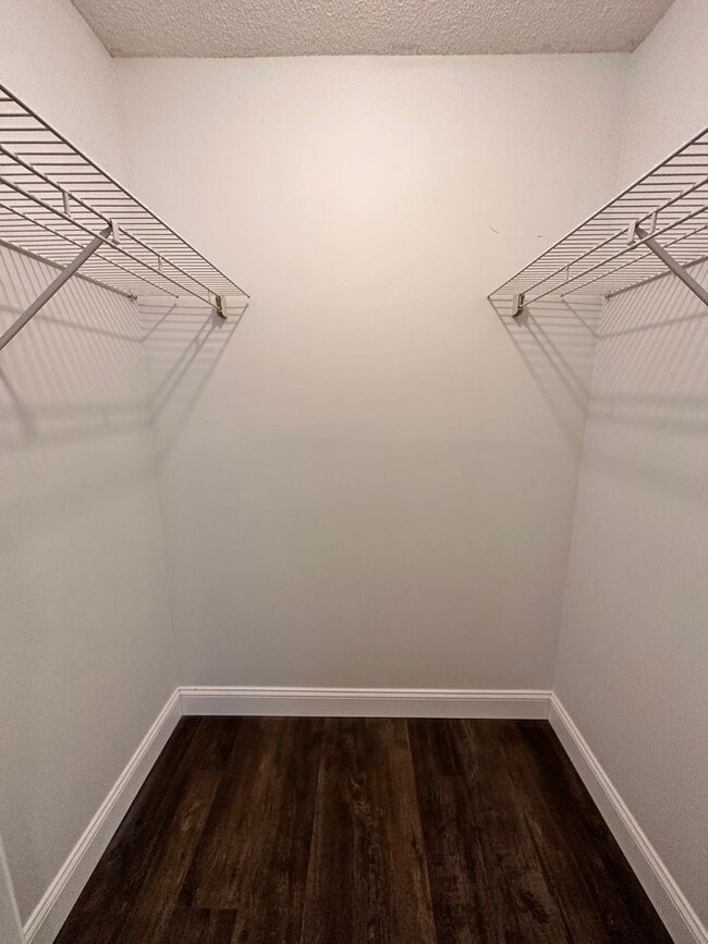 Building Photo - 2335 Brookview Ct