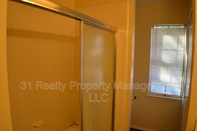 Building Photo - 1515 Bandera Dr