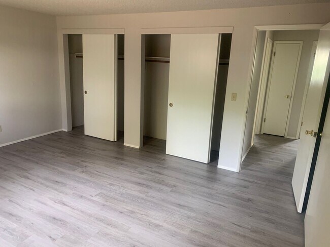 Building Photo - Conveniently Located Single Level