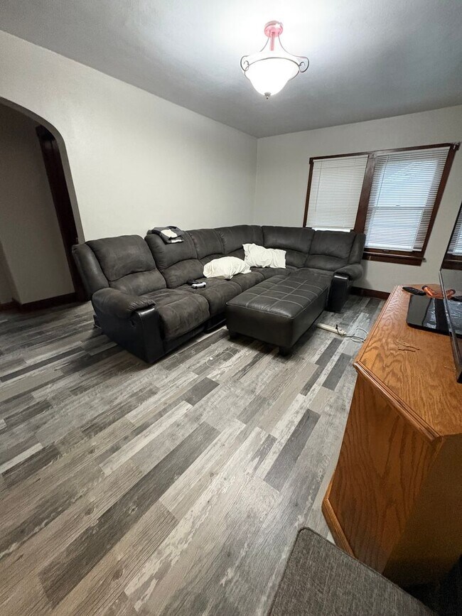 Building Photo - Centrally located 3 Bedroom, 1 Bathroom Ap...