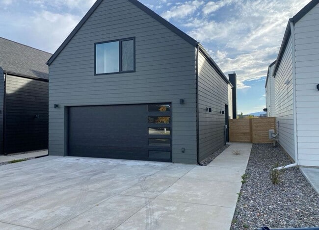 Building Photo - Single Family HOME with 3 Bedrooms 2 1/2 B...
