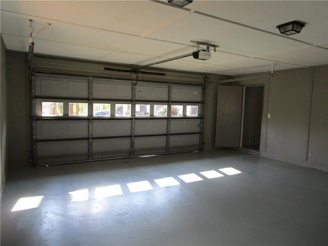 Building Photo - 3730 Newport Dr