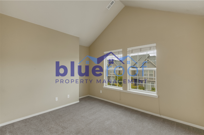 Building Photo - 2412 NW Roseburg Terrace