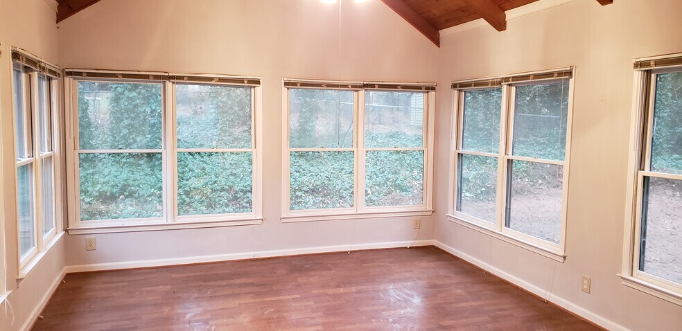 Building Photo - 5472 Four Winds Dr SW