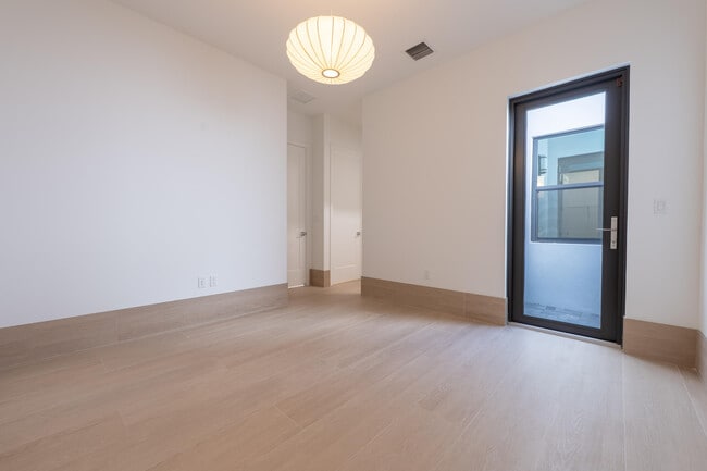 Building Photo - 9597 Regal Palm Ct