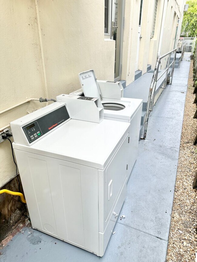 Building Photo - Spacious Studio on 12 Street between Eucli...