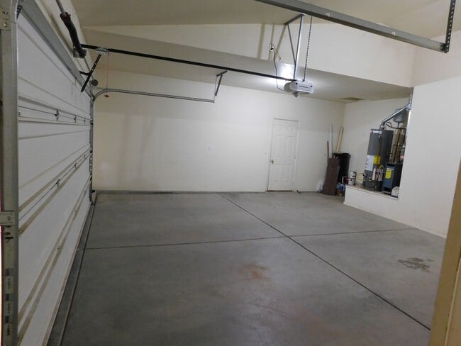 Building Photo - Spacious in Shadowbrook Sub-division