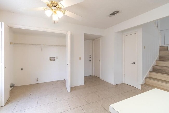 Building Photo - 300 Oakcrest Dr