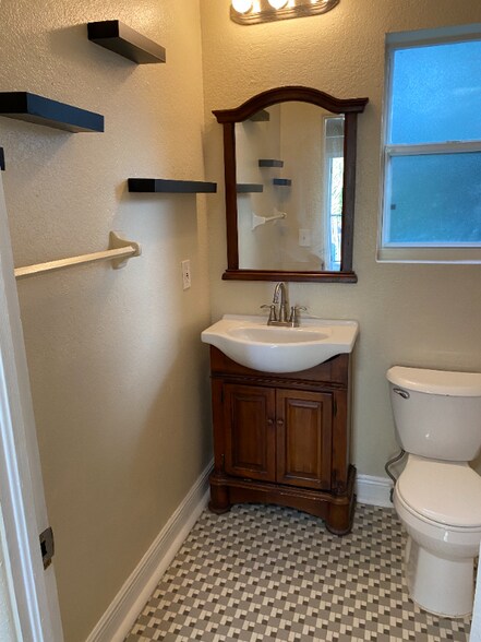 Building Photo - 7 Oak St