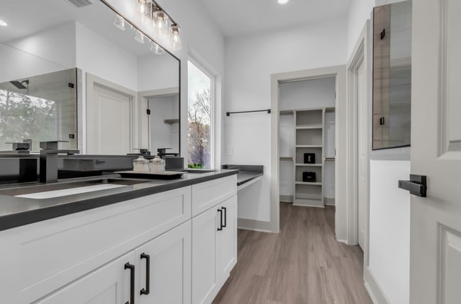 Building Photo - Sleek & Modern 3/2 in Garden Oaks