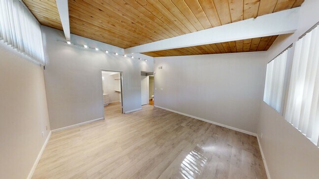 Building Photo - POOL house! BIG rooms! 8 Bedrooms (Lease o...