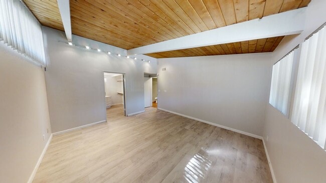 Building Photo - POOL house! BIG rooms! 8 Bedrooms