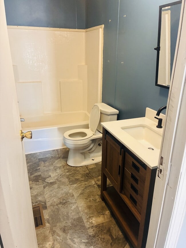 Building Photo - 424 E Air Depot Rd