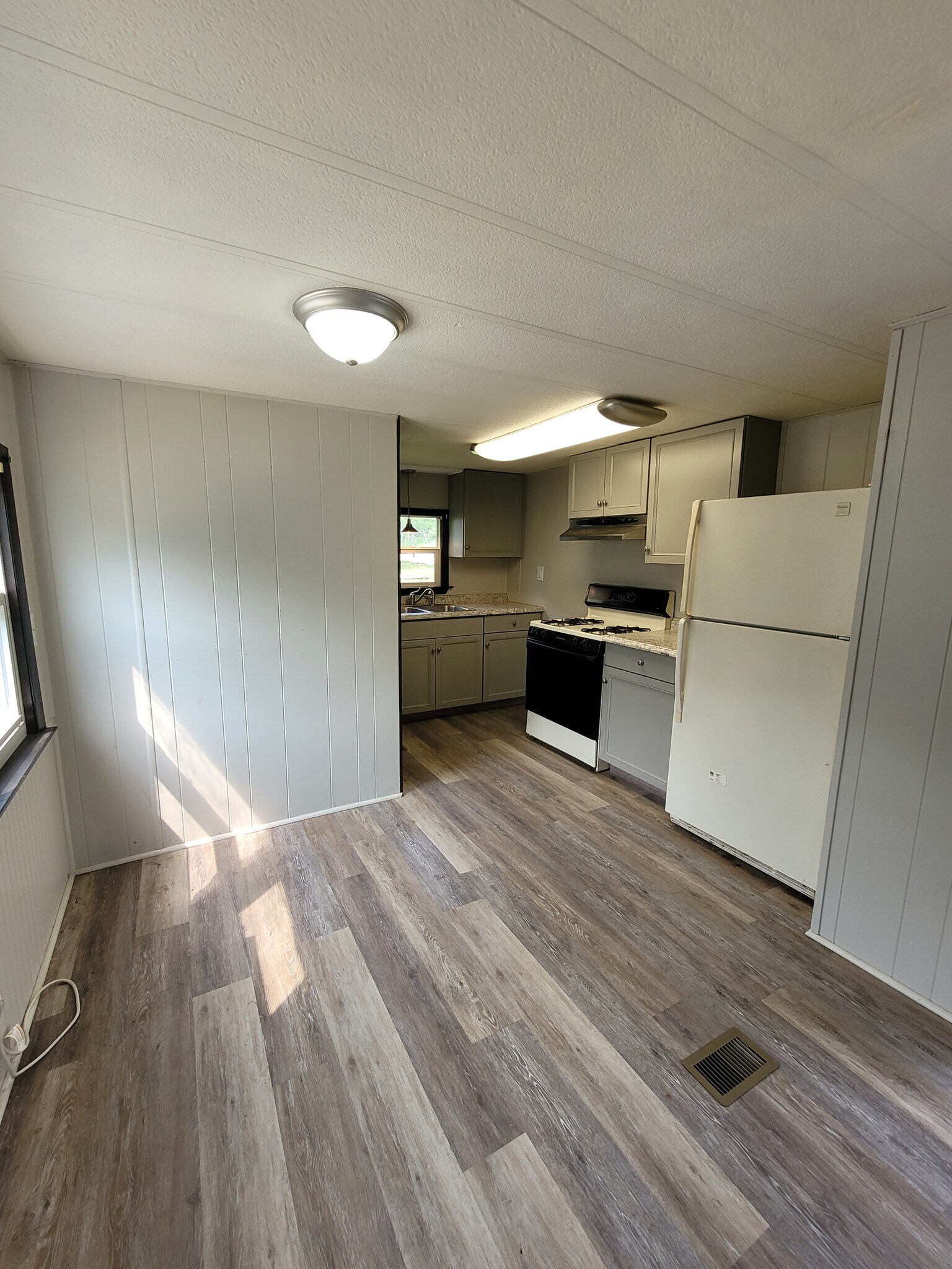 Building Photo - 1100 Pines Rd