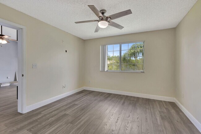 Building Photo - 600 Crestwood Ct N