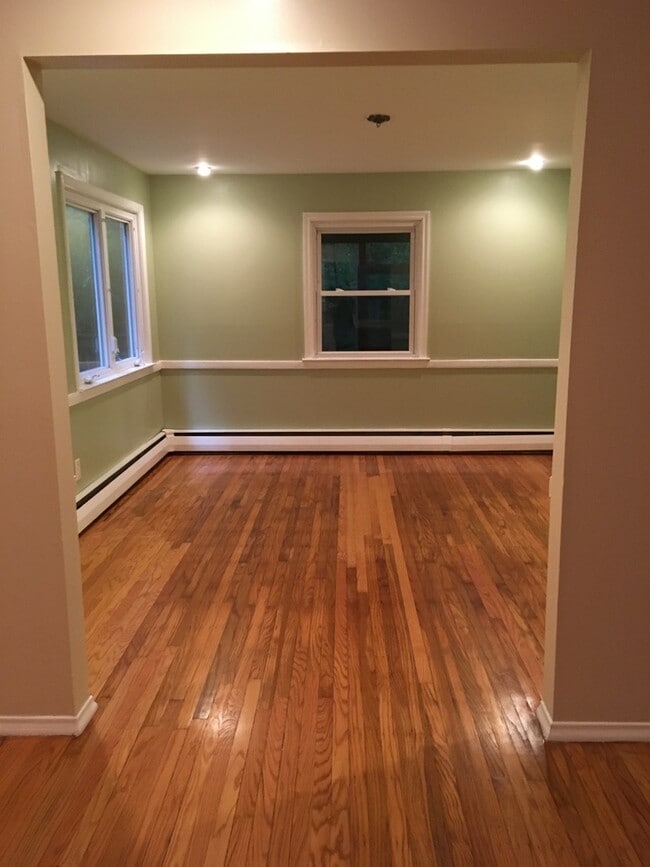 Building Photo - 7 Wooded Ln