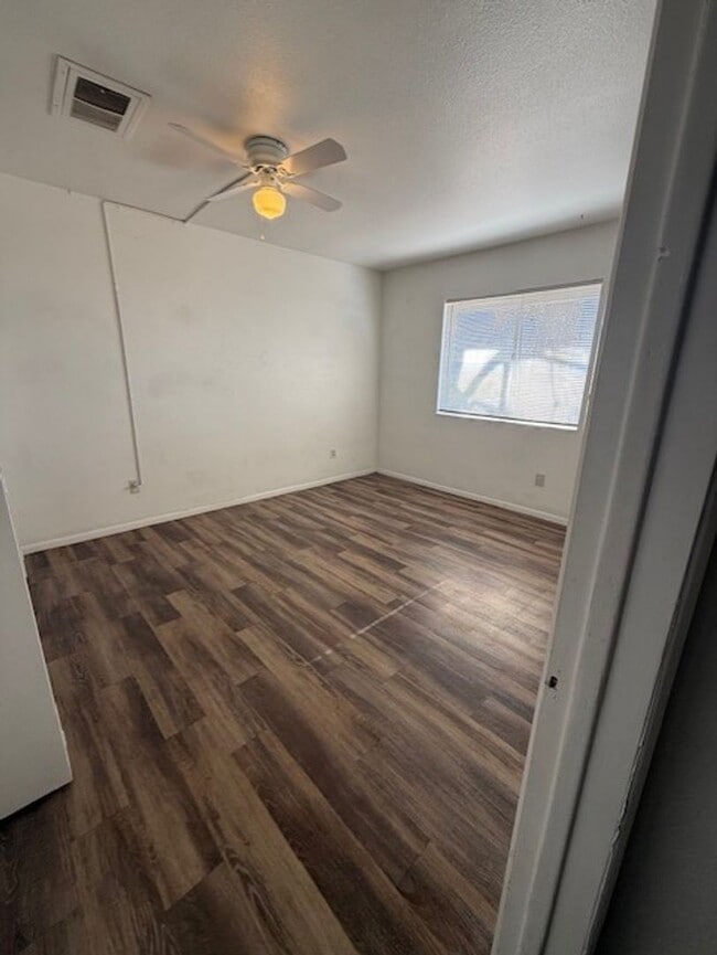 Building Photo - 2 Bedroom 2 Bath Contact Property Pros Pro...