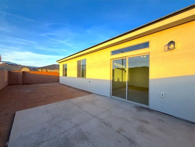 Building Photo - New 3 bed, 2 bath home with two car garage