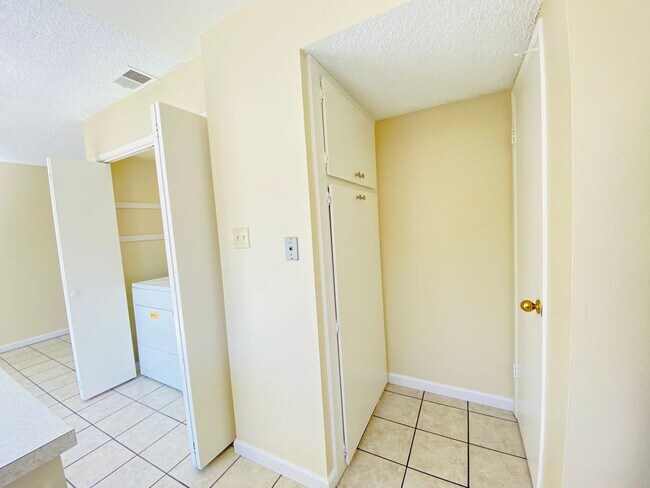 Building Photo - Condo Overlooking the American River!