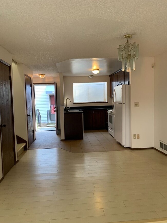 Building Photo - Nice 2 Bed/1.5 Bath Condo in Bellevue!