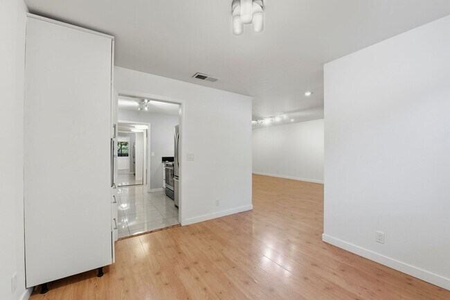 Building Photo - Hidden Gem at Saratoga Creekside – End Unit with Yard