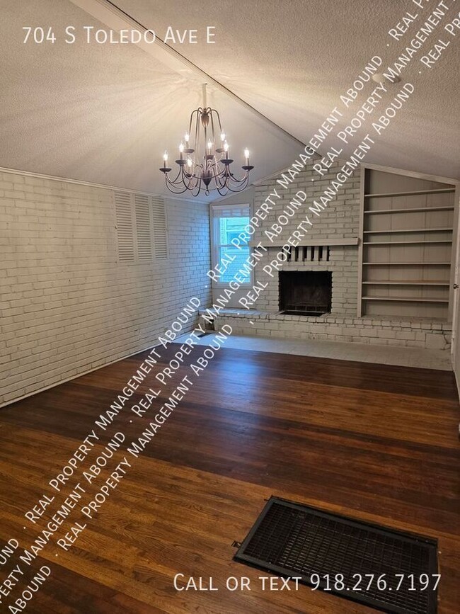 Building Photo - 704 S Toledo Ave