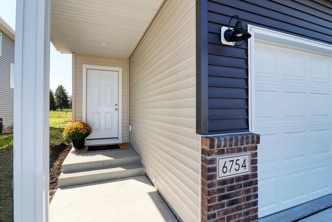 Building Photo - 3 Bed 2 Bath Single Family Home