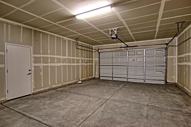 Building Photo - Spacious 3 bedroom home in Fernley