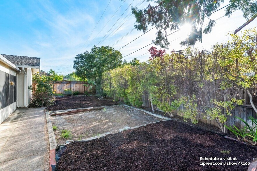 Building Photo - 1565 Klamath Dr