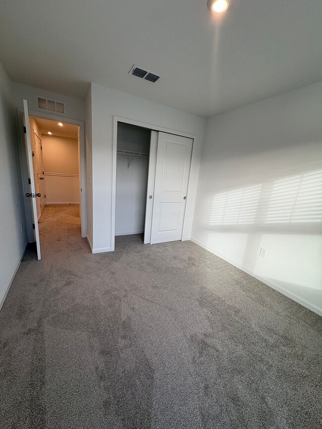 Building Photo - Modern 3-Bed, 3-Bath Townhome in Winter Sp...