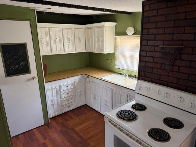 Building Photo - AVAILABLE NOW!