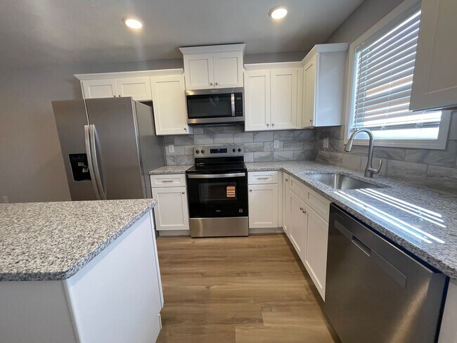 Building Photo - Luxury Lake Living Starts Here – Brand-New 2 Bed, 2 Bath Duplex in Kimberling City