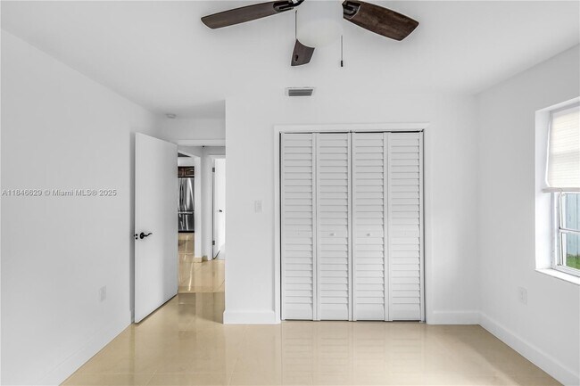 Building Photo - 2433 SW 19th St