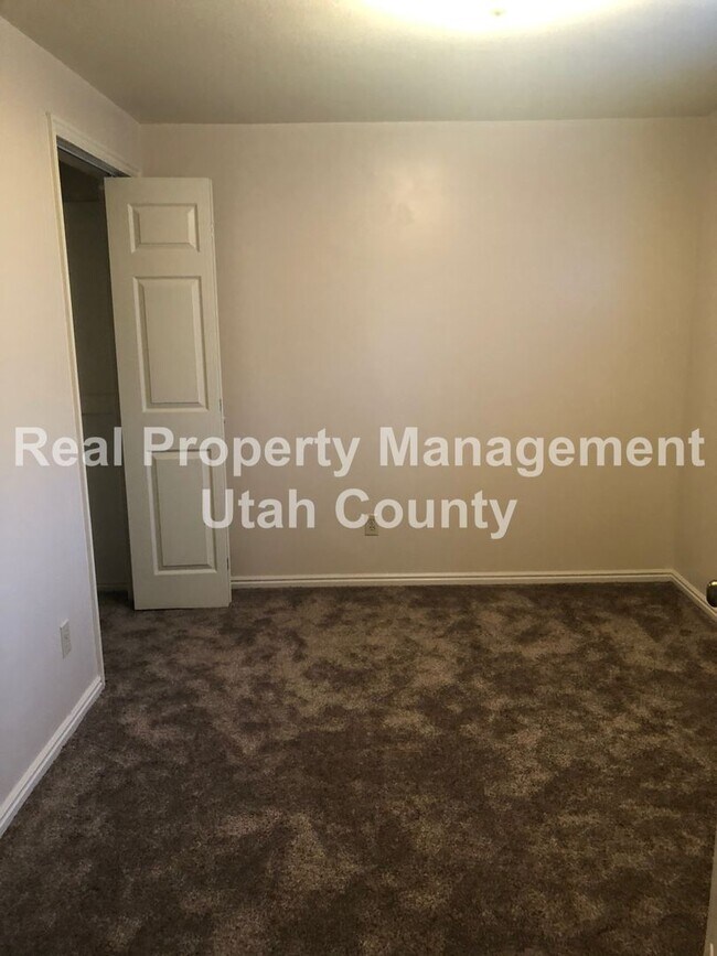 Building Photo - Spacious Lehi Home