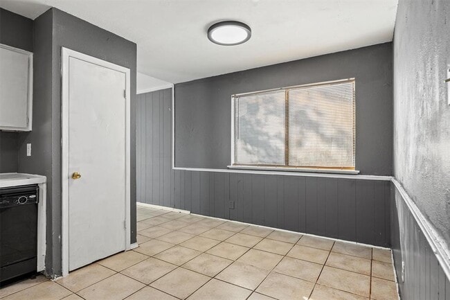 Building Photo - 2102 Lamplight Village Cir