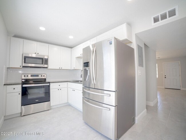 Building Photo - 230 W Towne Pl