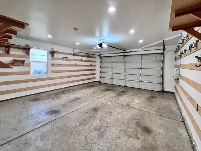 Building Photo - $2,895 Barstow & De Wolf, 4 Bedroom House - Dennis Ave. Clovis / Energy Efficient Smart Home