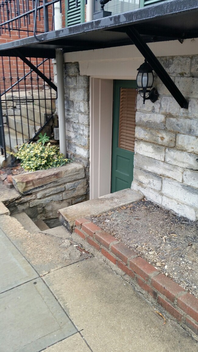 Building Photo - 112 E 5th St