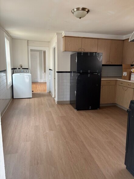 Kitchen. New fridge and floors - 11 May St
