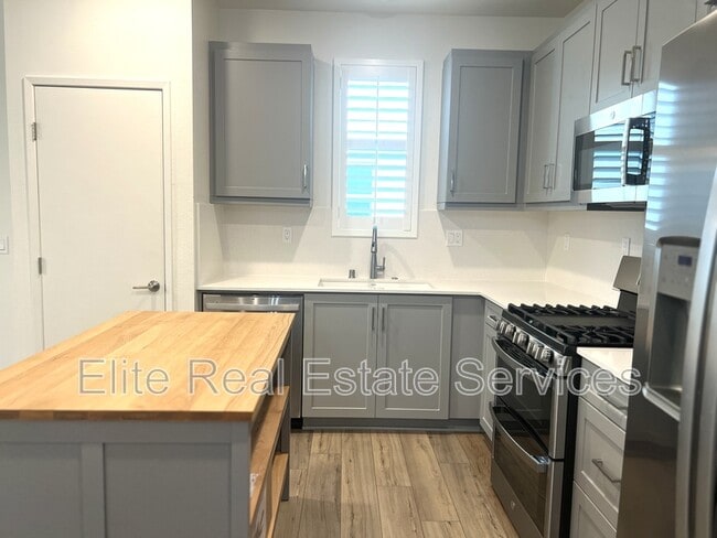 Building Photo - 5465 Seacliff Pl