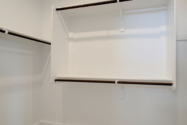 Building Photo - Gorgeous 5 Bedroom Lennar Home built 3 years ago still like new!!!  5 bedrooms in Northern Crossi...