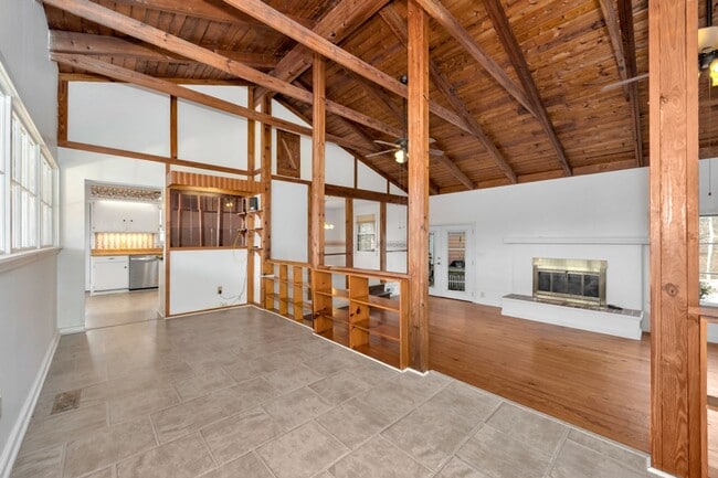 Building Photo - Spacious & Charming in Scottsboro!