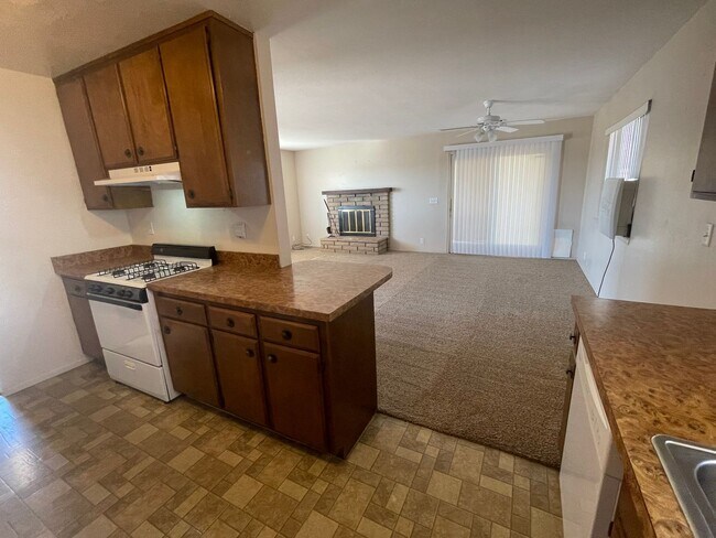 Building Photo - Apple Valley-Cute Starter Home- 2 Bedrooms, 2 Bathrooms, All Appliances Included, Fully Fenced