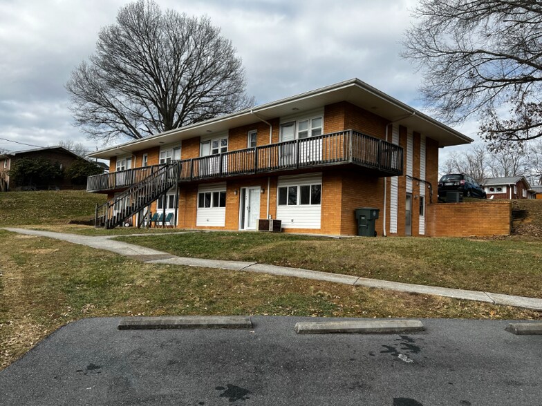 Primary Photo - 147 Mountain View Dr SW