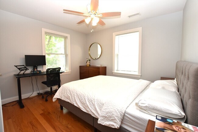 Building Photo - 147 Spruce St