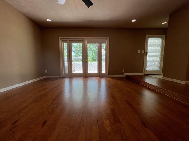 Building Photo - Audubon Park 2/2 Corner Unit Villa with La...
