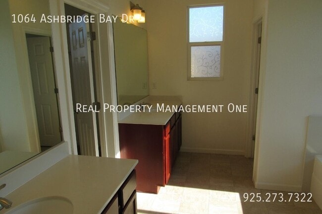 Building Photo - 1064 Ashbridge Bay Dr