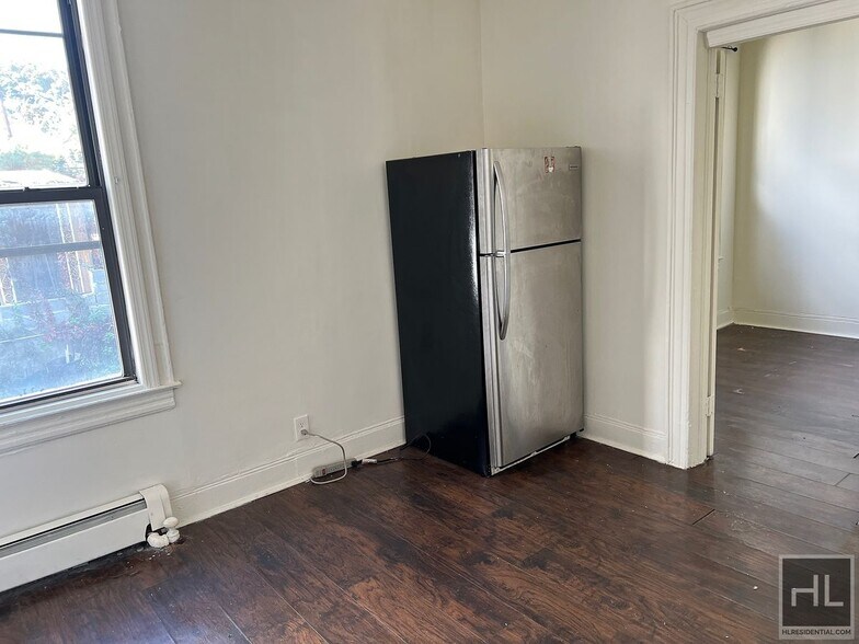 Building Photo - 3BR 1BA Sunny Corner Duplex w/ backyard