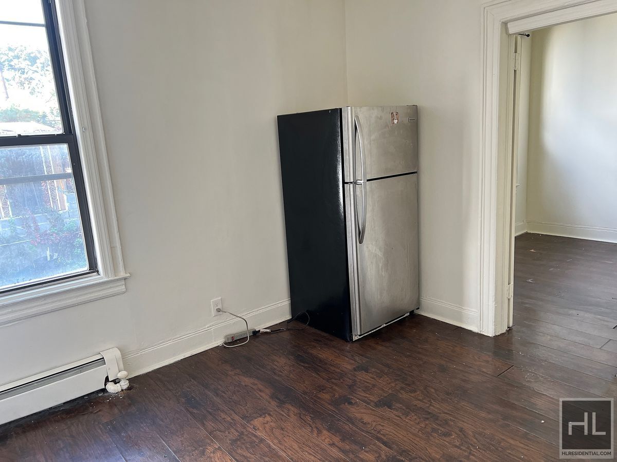 Building Photo - 3BR 1BA Sunny Corner Duplex w/ private yard