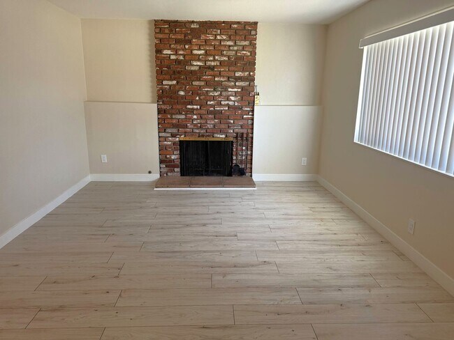 Building Photo - 623 N Rimhurst Ave